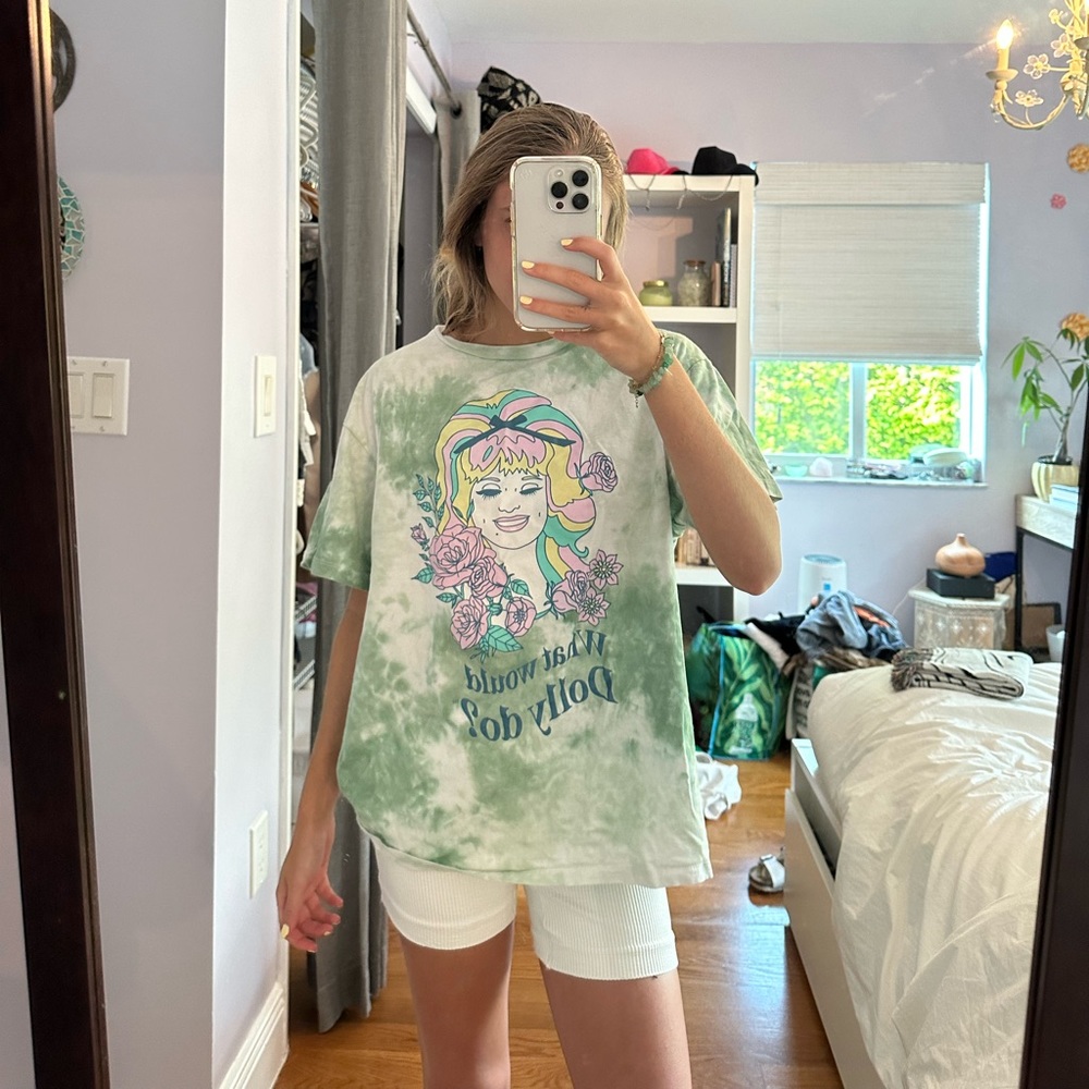 What would Dolly Parton do tshirt